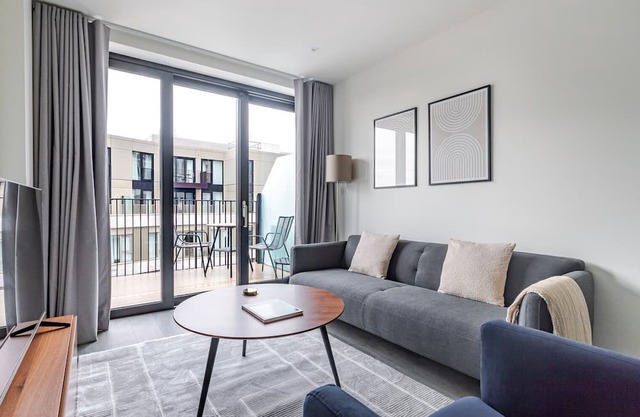 Blueground | Stratford, pool, nr Queen Elizabeth Park