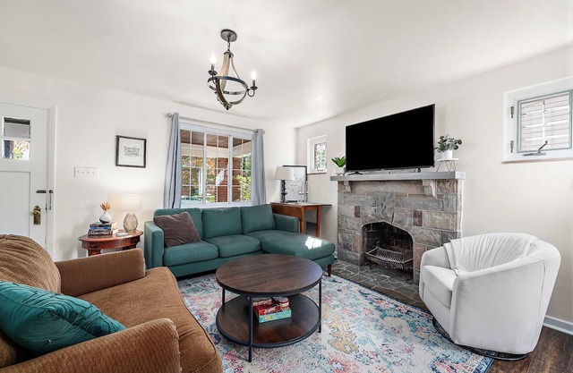 tCharming Sewickley Village House, 2BR + Office/Futon, Walk to Shops