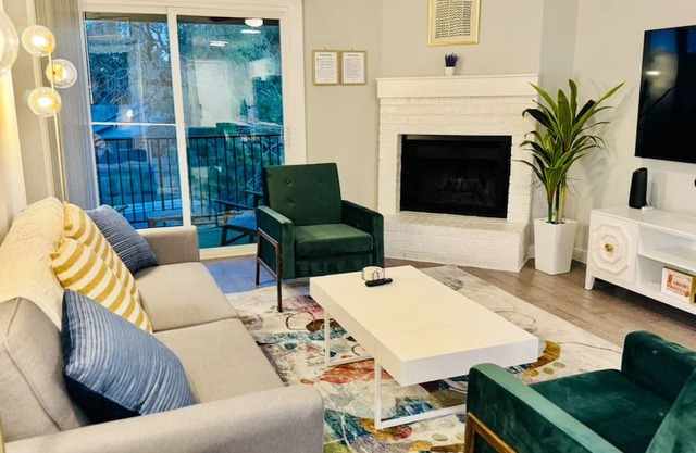 "The Haven" VRBO - Your Austin SoCo Sanctuaryn2BR - 1 King, 2 Full Bunk Bed