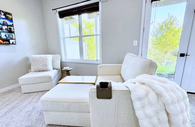 Private, Modern+Cozy 1 BEDR+1 BTH Suite, Location!