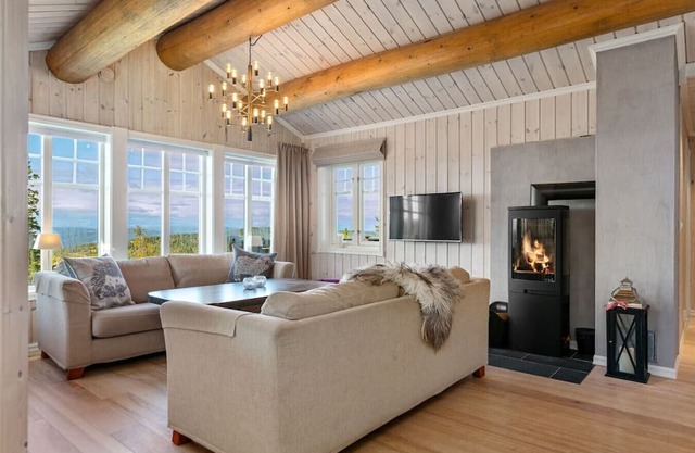 Spacious Family Cabin with Jacuzzi