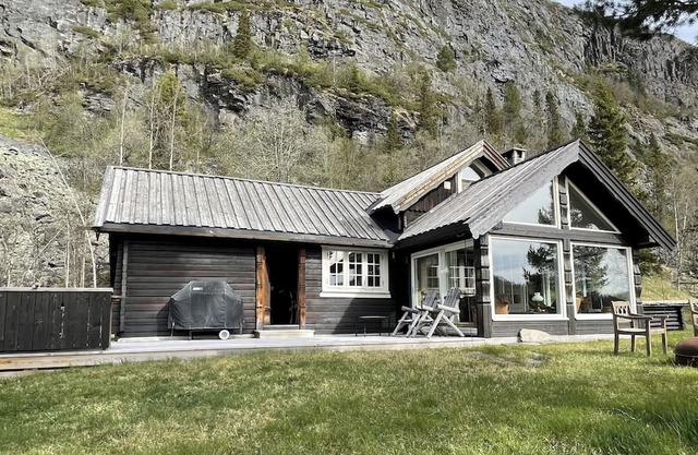 Adventure and wilderness in a mountain cabin with canoe, fishing rods, bikes and skiing