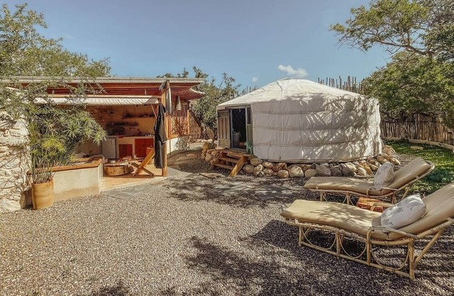 Moonlight Yurt w/Air Con, Garden & Stone Bathroom