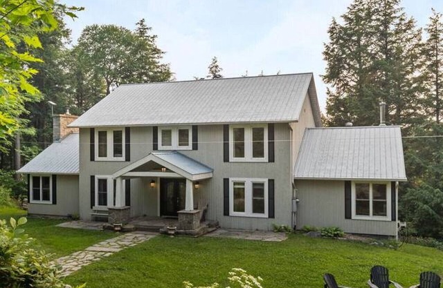 The Goldenwood Lakehouse: Waterfront Forest Escape