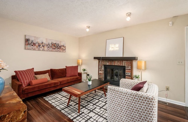 Zoo Getaway, 3BR Home w/Yard Games & Comfort, Family Friendly