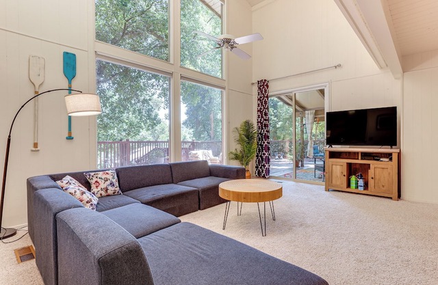 WFH-Friendly Retreat < 1 Mi to Clear Lake!