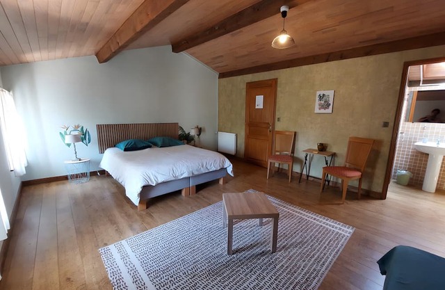 Les Violettes Guest Room – Comfort and Serenity in Saint-Romain-de-Benet
