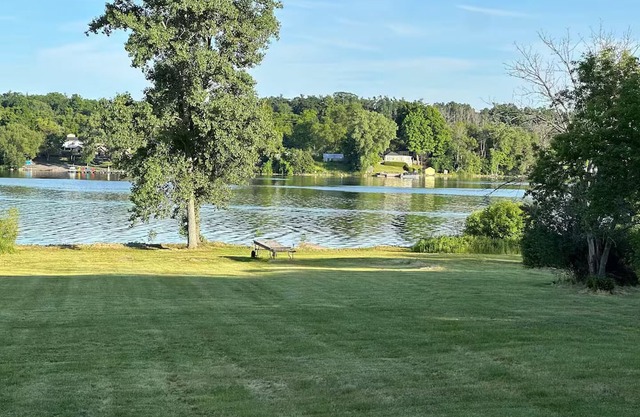 Tranquil Lakefront Cottage