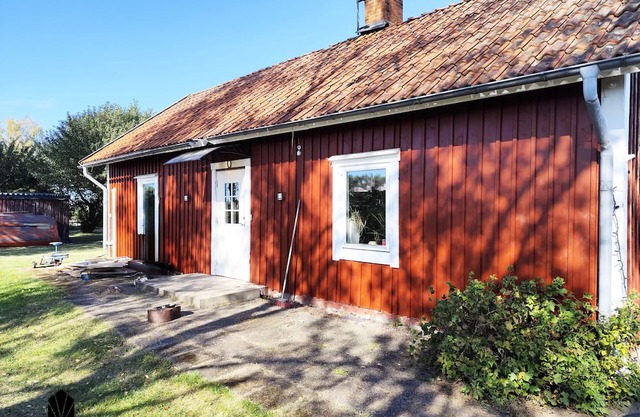 Charming red cottage in Väderstad – quiet country idyll near Tåkern | SE10024
