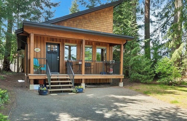 The Grove Guest House~nNestled in a private and natural treed setting