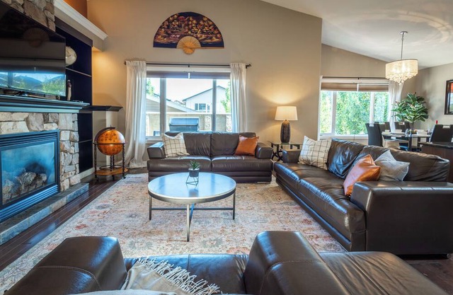 Modern Comfort, cozy family home for work & leisure in the luxurious Southside