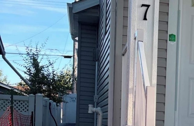 Cozy 2-Bedroom Basement Suite | Private Entrance | Pet-Friendly
