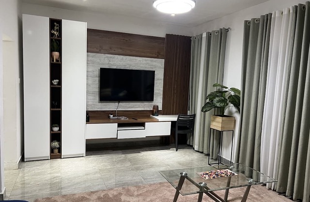Quaint 2-bedroom apartment with AC in charming Accra