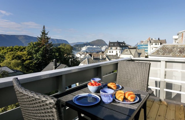 Ålesund center modern apartment with terrace and stunning ocean & Mountain view!