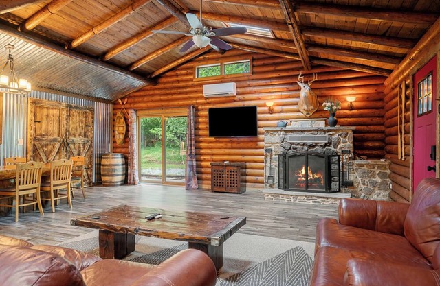 Forest Log Cabin Dogs Friendly 3bd/2b