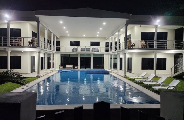 Tranquil 6-bedroom house with AC,open bar and pool in Playa El Pimental