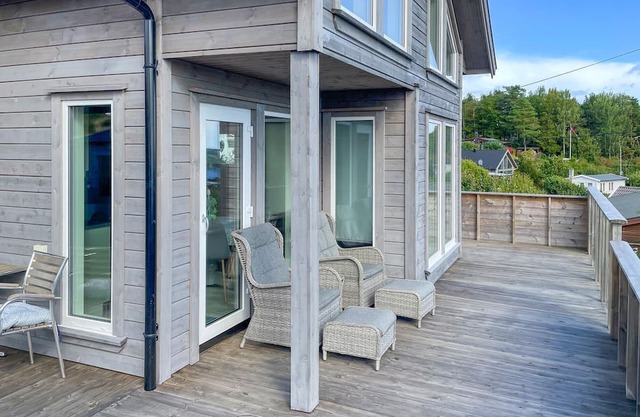 Lovely home in Sandviga with house sea view