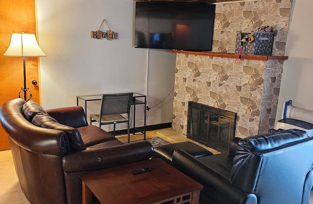 Rustic-Chic 2 bdr Pet Friendly Log Cabin, Steps to Lake Huron