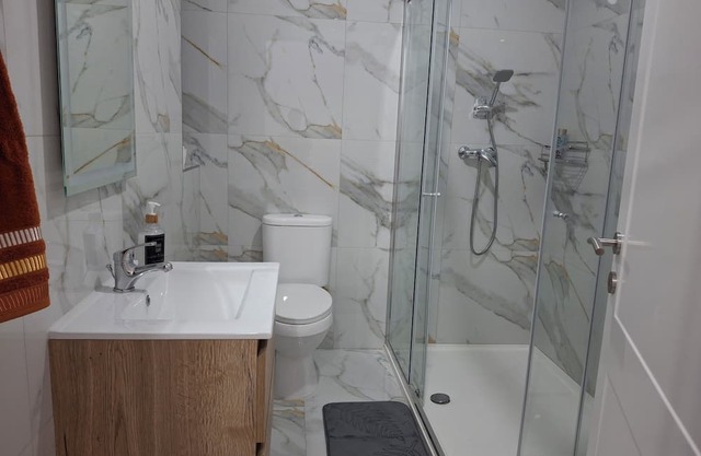 Water Lily Oasis Courtyard Apartment - 5min Walk to Beach