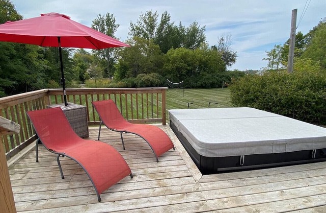 Private Beach, Hot Tub, A Vacay to Remember!