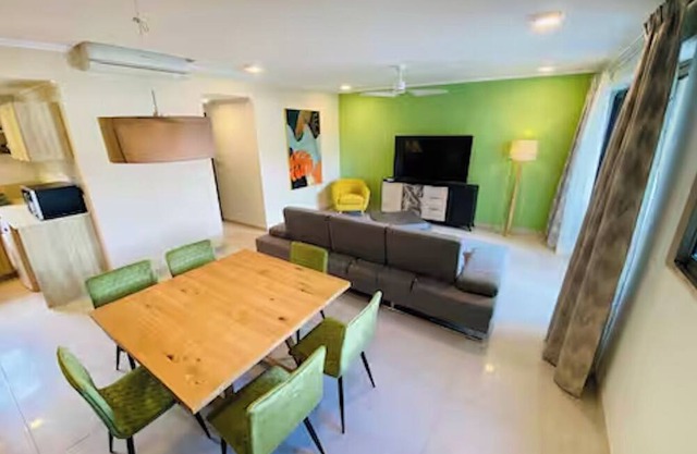 Lush Apartment with Picturesque Views, Air Conditioning, and Close to the Sea