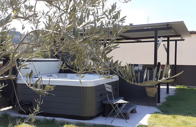 Guest Room 'A L'ombre Des Amandiers - Room 2' with Shared Pool, Communal Garden and Wi-Fi