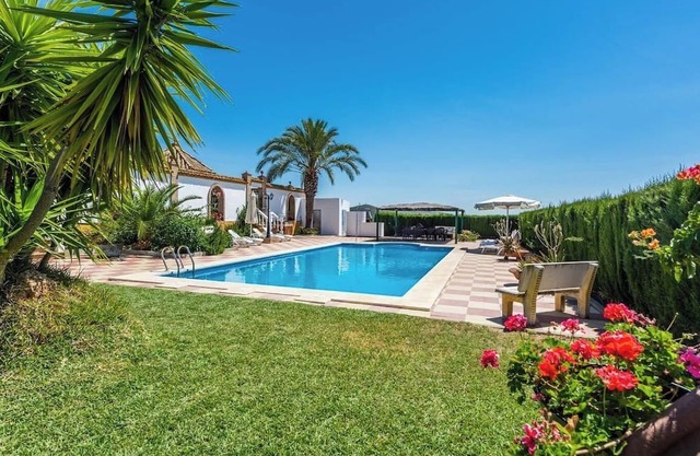 Cortijo Hacienda Nueva Lora del Río by Ruralidays