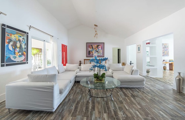 Spacious 5-bedroom villa in delightful Playa Juan Dolio with AC, WiFi
