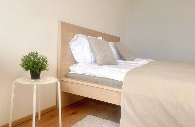 Top floor apartment, private free parking,nnear metro