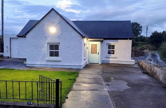 Peaceful Country Cottage, 3 minute walk to Hollygrove Lake.