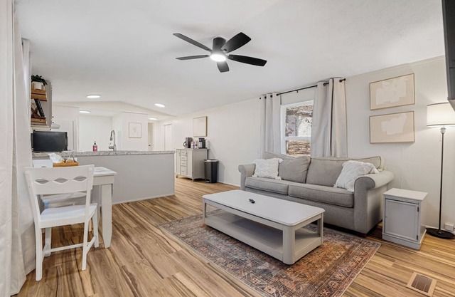 CUTE Hidden Gem! 2 BEDROOM-3 minutes from the Cookson Bend Marina. GREAT VIEW!