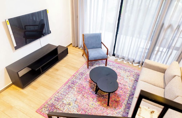 Modern & Cozy Two-Floor Getaway: Central Location!