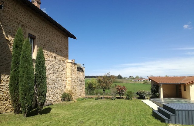 Golden stone house with swimming pool for vacations in southern Beaujolais near Lyon