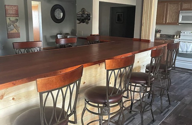 Spacious 5-bedroom house with WiFi, AC in charming Lynch