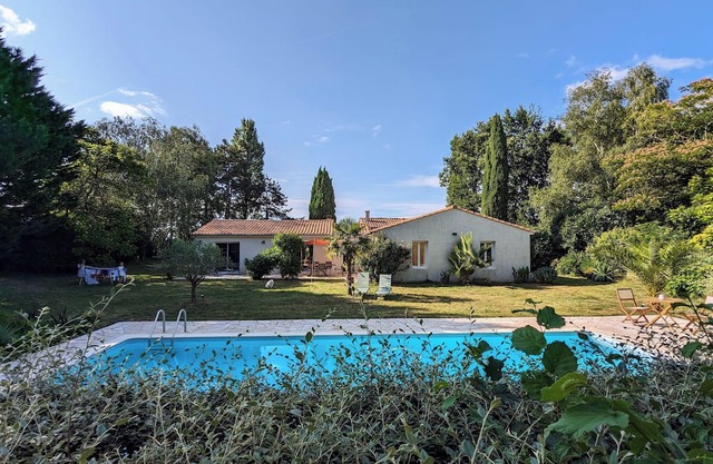 Villa with swimming pool and tennis court close to town center