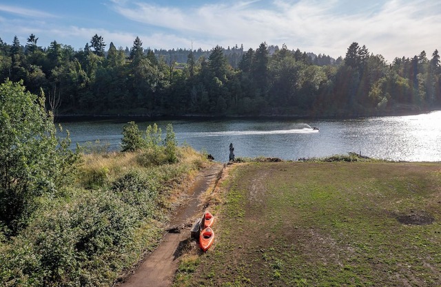 Lake Front - Spacious 6-bedroom house with AC, WiFi, Free Parking in Milwaukie!