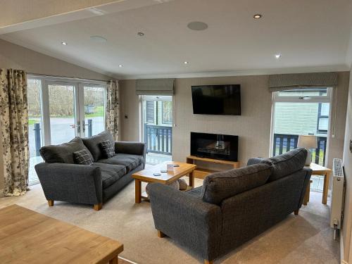 Luxury Lakeside Lodge 6