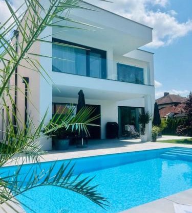 Exklusive Designervilla mit Pool