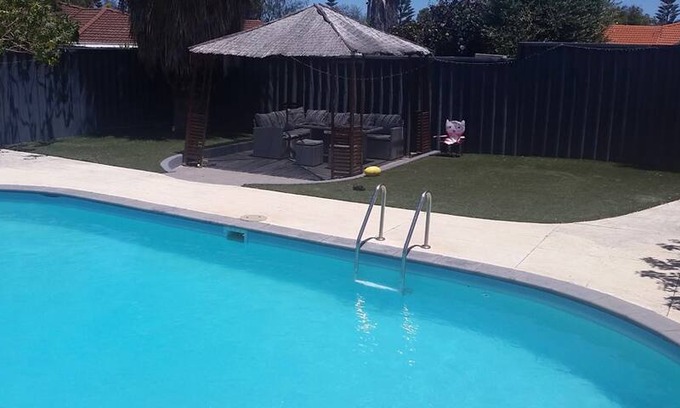 Heathridge House | Huge studio with pool view 5 mins to beach/shops