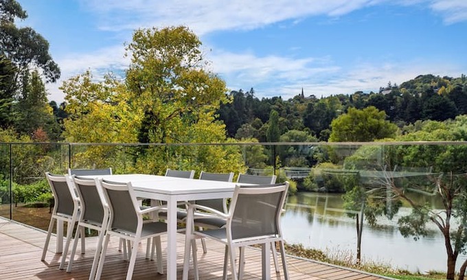 Daylesford House | 13A On The Lake