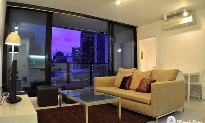 Docklands Apartment | Royal Stays "City Views" 2Bdr/2Bath (LS807)