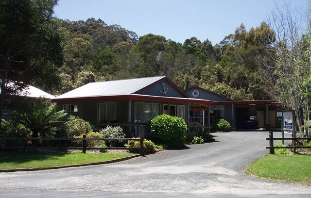 Strahan House | Unit 1. 2 bedroom . The Crays Accommodation.