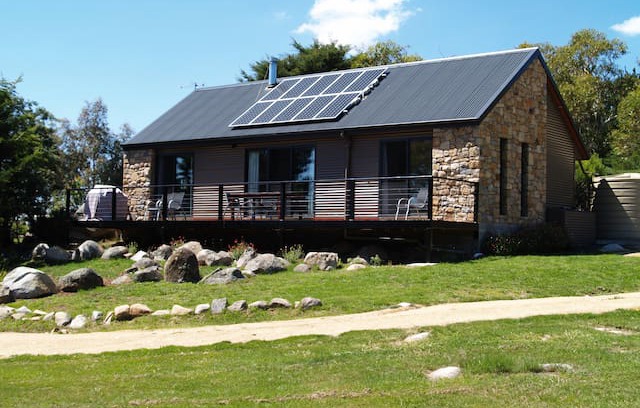 Jindabyne Cabin | RUNWAY VIEW COTTAGE at TOUCHDOWN COTTAGES