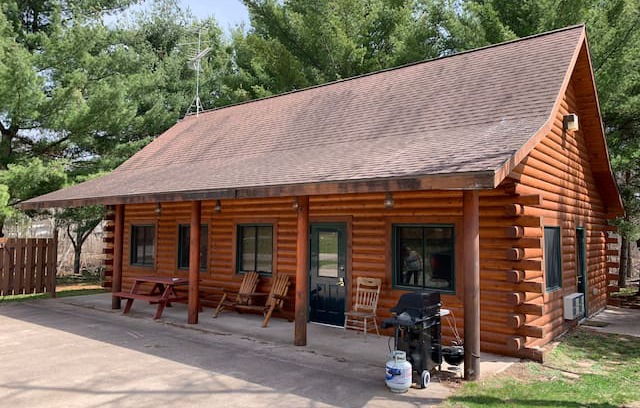 Neillsville Cabin | Dilly’s Hatfield Resort Cabin (On Lake Arbutus)
