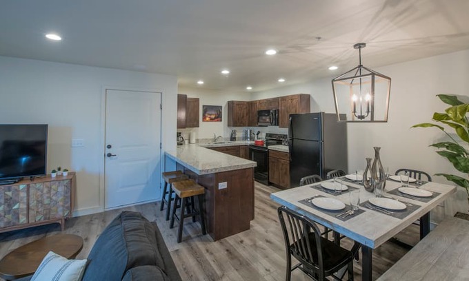 Moab South Valley Apartment | 4-G The Ancient Art Condo (Second Floor/Pool Side)