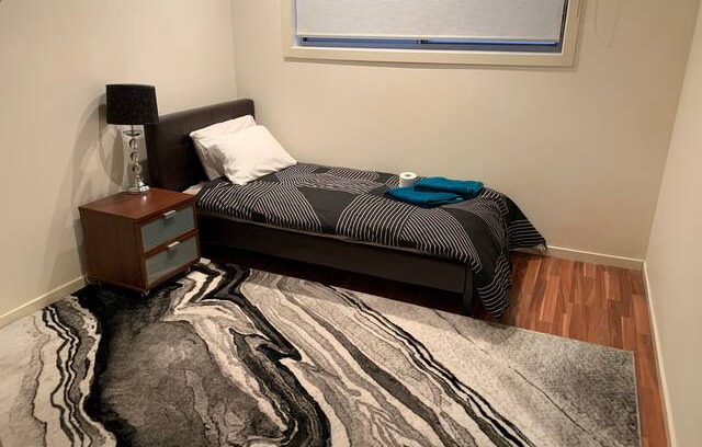 Tarneit House | Wyndham | Single Room in Tarneit 木地板配地毯單人大床