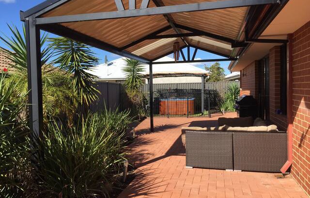 Aveley House | My Home is Your Home, Relaxing Hot Spa, Book Now!