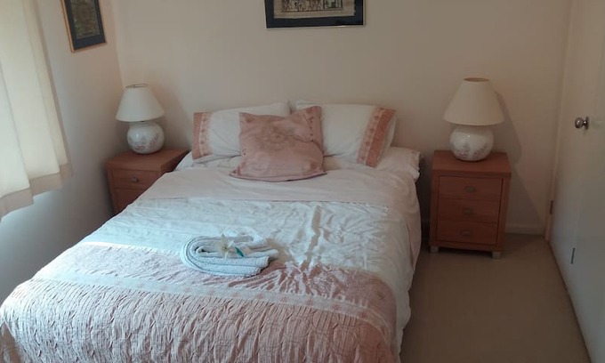 Allambie Heights Bed & Breakfast | Private Bedroom with a touch of luxury and space.