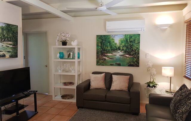 Palm Cove Cabin | Palm Cove COTTAGE with a large yard. Pet friendly!