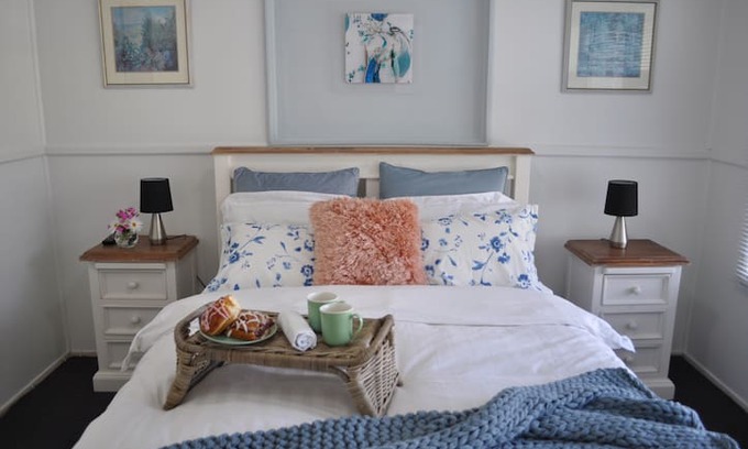 Goolwa Cabin | Sloe Cottage - Pet Friendly, Retro, WiFi, Netflix